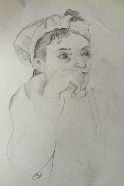 Una mujer sentada junto a un jarrón de flores 1 - Rocío Vazquez