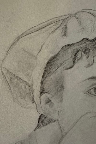 Una mujer sentada junto a un jarrón de flores 2 - Rocío Vazquez