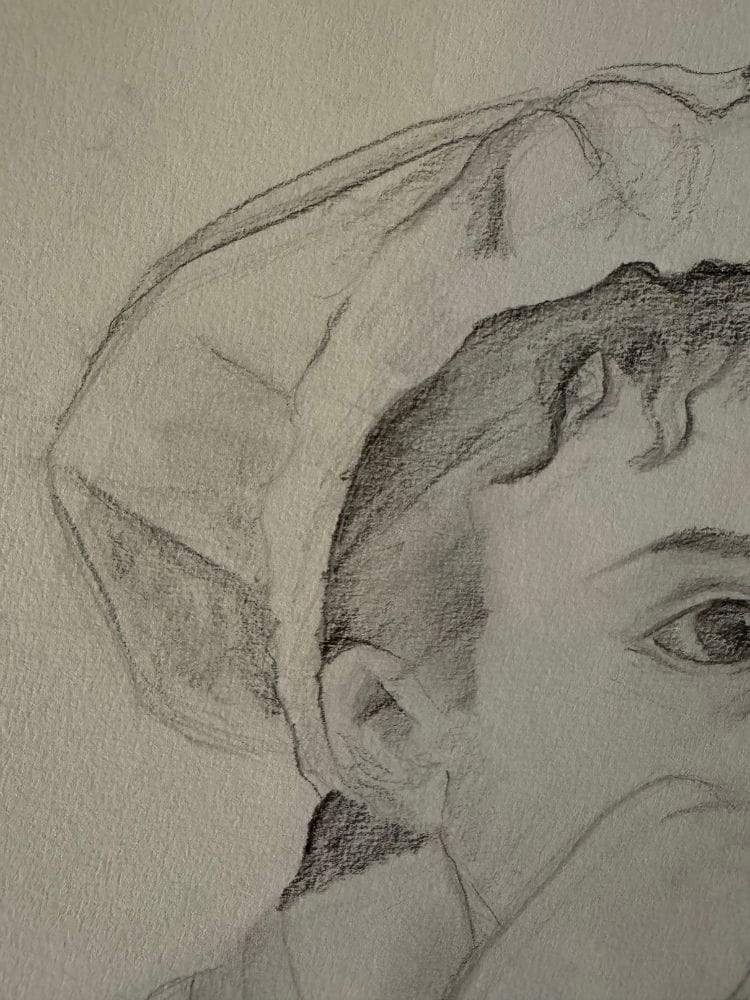 Una mujer sentada junto a un jarrón de flores 2 - Rocío Vazquez