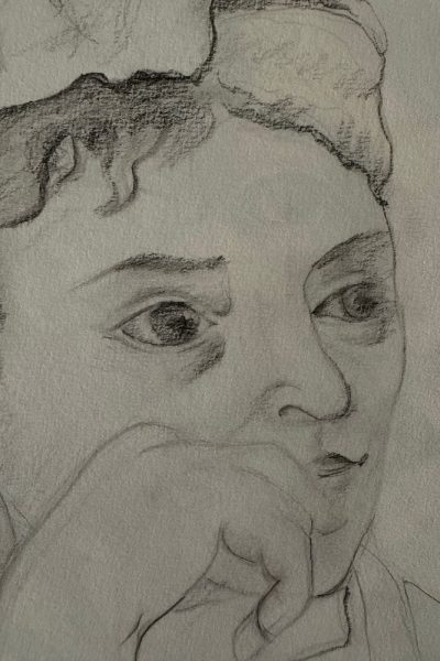 Una mujer sentada junto a un jarrón de flores 3 - Rocío Vazquez