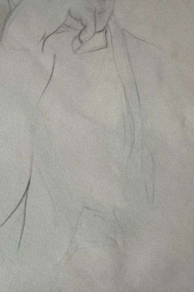 Una mujer sentada junto a un jarrón de flores 5 - Rocío Vazquez